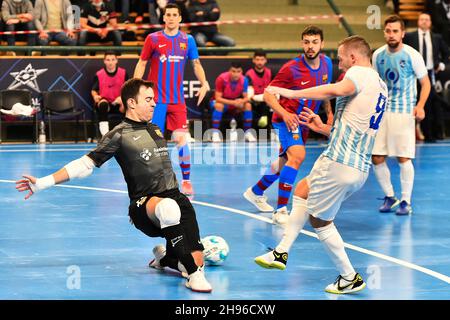 Pilsen, République tchèque.04e décembre 2021.De gauche Didac Plana de Barcelone et Petr Korzar de Pilsen en action pendant le match de l'UEFA Futsal Champions League Elite du groupe C SK Plzen vs. FC Barcelone a joué à Pilsen, République Tchèque, le 4 décembre 2021.Crédit: Miroslav Chaloupka/CTK photo/Alamy Live News Banque D'Images