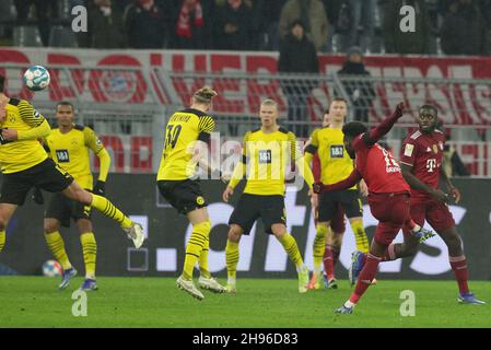 Ville de Dortmund, Allemagne.04e déc. 2021. Firo: 04.12.2021, ballon de football, 1er Bundesliga, saison 2021/2022,BVB, Borussia Dortmund - FC Bayern Mvºnchen Alphonso Davies, conclusion crédit: dpa/Alay Live News Banque D'Images