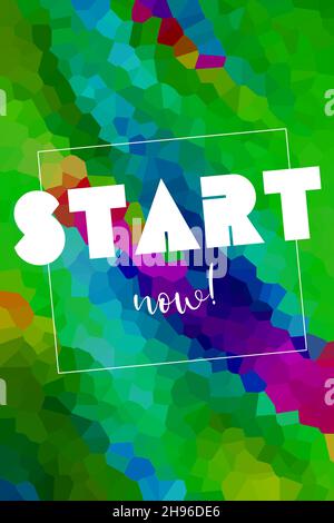 Commencez maintenant le texte sur fond abstrait en cristal coloré.Concept de formation en ligne. Banque D'Images