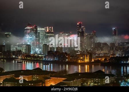 Londres, Royaume-Uni.4 décembre 2021.Météo au Royaume-Uni : une couche de brouillard froid entoure les bâtiments du parc d'affaires de Canary Wharf pendant les premières heures du samedi matin.Credit: Guy Corbishley/Alamy Live News Banque D'Images