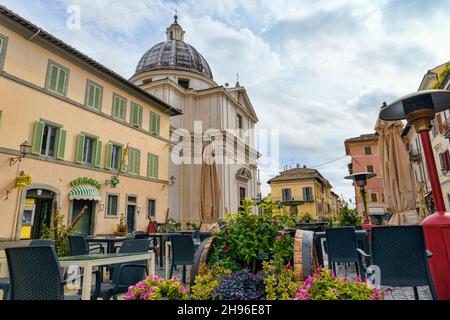 Castel Gandolfo centre ville vue sur la rue à la place de la liberté avec les bâtiments anciens et l'église de San Tommaso da Villanova conçu par Gian Lorenzo Ber Banque D'Images