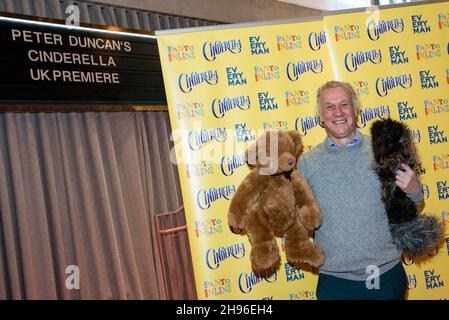 Londres, Royaume-Uni.04e décembre 2021.L'acteur Peter Duncan assiste à la première photo de la pantomine Cendrillon au cinéma Everyman King's Cross à Londres.Crédit : SOPA Images Limited/Alamy Live News Banque D'Images