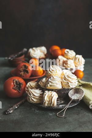 Guimauve de fruits maison avec persimmon.Zefir.Bonbons sains faits maison, bonbons naturels.Mise au point sélective, gros plan Banque D'Images