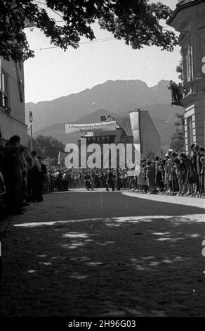 Zakopane, 1947-08-15.V Rajd Tatrzañski W dniach 15-17 sierpnia.NZ. Motocyklista na starcie wyœcigu. wb/gr PAPZakopane, 15 août 1947.5e rallye Tatra, du 15 au 17 août.Photo : participant pendant la course. wb/gr PAP Banque D'Images