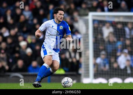 Blackburn, Royaume-Uni.04e décembre 2021.Lewis Travis #27 de Blackburn Rovers court avec le ballon à Blackburn, Royaume-Uni le 12/4/2021.(Photo de Simon Whitehead/News Images/Sipa USA) crédit: SIPA USA/Alay Live News Banque D'Images