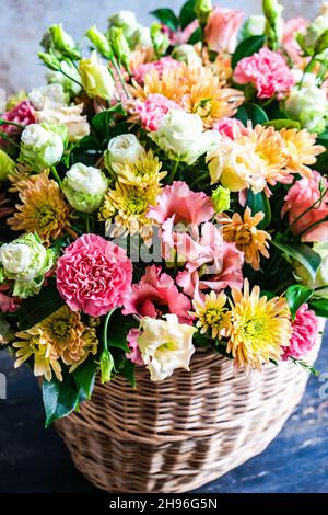 Composition florale automnale avec fleurs de saison pour intérieur rustique ou concept cadeau Banque D'Images