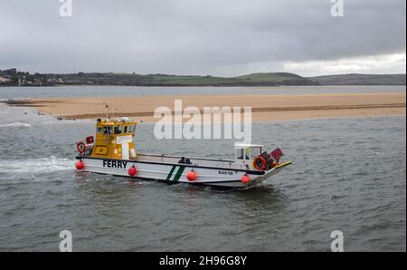 Padstow Harbour, Padstow, Cornwall, Angleterre, décembre 2nd 2021,Le ferry de Rock arrive à Padstow. Banque D'Images
