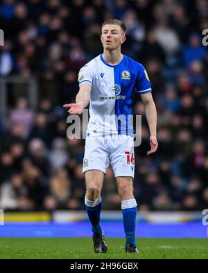 Blackburn, Royaume-Uni.04e décembre 2021.Scott Wharton #16 de Blackburn Rovers demande le ballon à Blackburn, Royaume-Uni, le 12/4/2021.(Photo de Simon Whitehead/News Images/Sipa USA) crédit: SIPA USA/Alay Live News Banque D'Images