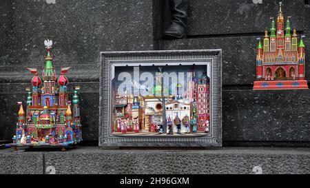 Cracovie, Pologne - décembre 2 2021: Décoration de Noël traditionnelle, scène de la nativité appelée Szopka Krakowska en langue polonaise, faite à la main par les locaux Banque D'Images