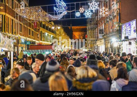 Worcester, Royaume-Uni.4 décembre 2021.Worcester Victorian Christmas Fayre est maintenant en plein essor le premier week-end de décembre.Les rues sont pleines avec le public appréciant une foule d'étals offrant des cadeaux et de la nourriture.Crédit : Lee Hudson/Alay Live News Banque D'Images
