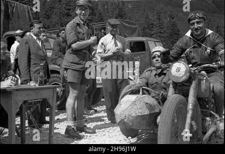 Zakopane, 1947-08-16.V Rajd Tatrzañski W dniach 15-17 sierpnia.NZ. Zawodnicy przygotowuj¹ siê do startu. wb/gr PAPZakopane, 15 août 1947.5e rallye Tatra, du 15 au 17 août.Photo : participants en attente du début de la course. wb/gr PAP Banque D'Images