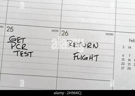 Rappel du calendrier pour obtenir le test PCR COVID-19 24 heures avant de retourner aux États-Unis après un voyage international. Banque D'Images