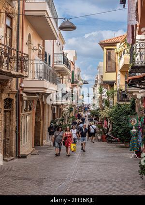 Touristes marchant dans la vieille ville de Chania, Crète, Grèce, 18 octobre 2021 Banque D'Images