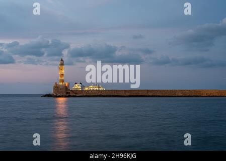 Le phare et un bateau de croisière dans le vieux port de Chania, Crète, Grèce, 18 octobre 2021 Banque D'Images