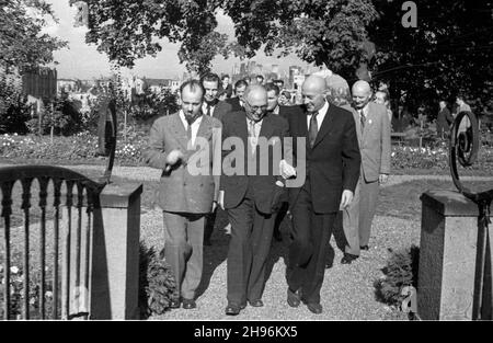 Varsovie, 1947-08-29.w³oskich.W pierwszym rzêdzie od lewej: Sekretarz W³oskiej Partii Socjalistycznej Lelio Basso, przewodnicz¹cy WPS Petro Nenni, sekretarz generalny Polskiej Partii Socjalistycznej Józef Cyrankiewicz; W W Rapierzdrod Stanis³aw Rapierzzzka, Pie, Pie, RapierzdzierzdzbgVarsovie, le 29 août 1947.Une visite des socialistes italiens.Photo de gauche: secrétaire du Parti socialiste italien Lelio Basso, chef du parti Petro Nenni, secrétaire général du Parti socialiste polonais (PPS) Jozef Cyrankiewicz; dans la 2ème rangée fr Banque D'Images