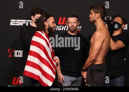 Las Vegas, NV - décembre 3: Face off pendant l'UFC Vegas 44: Aldo v font peser-in à UFC Apex le 3 décembre 2021 à Las Vegas, Nevada, Etats-Unis.(Photo de Diego Ribas/PxImages) Banque D'Images