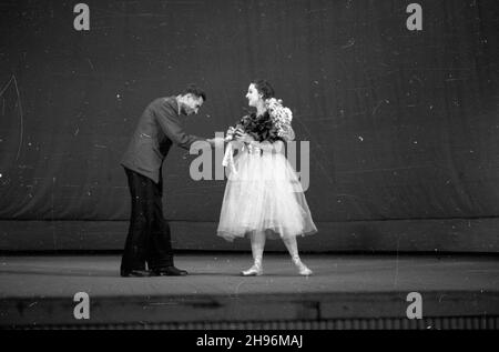 Varsovie, 1947-08-30.Teatrze Wielkim.NZ. Wrêczanie kwiatów baletnicy po wystêpie. bb/mgs PAPVarsovie, le 30 août 1947.Représentation de danseurs soviétiques au Grand Théâtre.Photo: Un danseur de ballet recevant des fleurs après la performance. bb/mgs PAP Banque D'Images