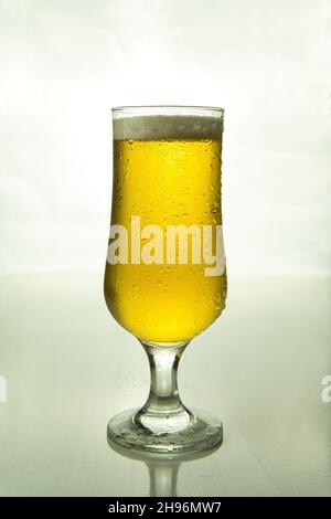 verre à bière éclairé sur fond blanc, produit Banque D'Images