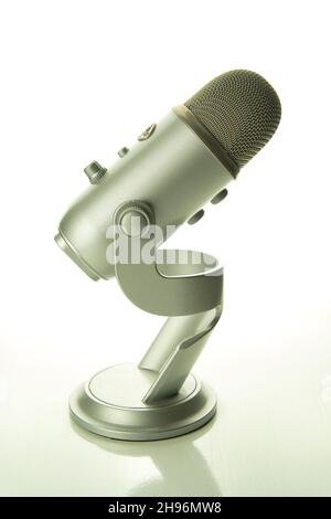 microphone rétro en métal sur fond blanc, produit Banque D'Images