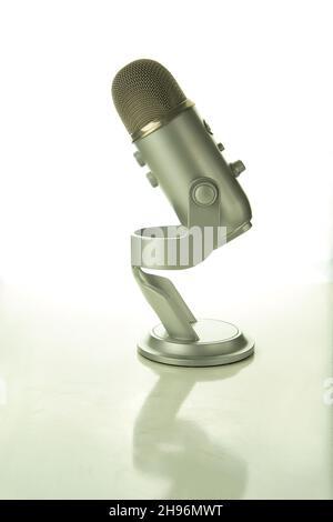 microphone rétro en métal sur fond blanc, produit Banque D'Images