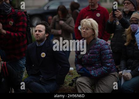 Danny Strong, coureur de la série télévisée 'Dopesick', et auteur du livre 'Dopesick,' Beth Macy.Le 3 décembre 2021, des personnes de partout aux États-Unis, qui ont perdu des proches en raison de l'épidémie d'opioïdes, se sont ralliées au ministère de la Justice de Washington DC, appelant le procureur général Merrick Garland et l'adjoint de l'AG Lisa Monaco à porter des accusations criminelles contre des membres de la famille Sackler.La société de Sackler, Purdue Pharma, a plaidé coupable en octobre 2020 à trois accusations criminelles liées à la commercialisation du médicament OxyContin, mais n'a fait l'objet que de sanctions monétaires d'environ 8.3 milliards de dollars.( Banque D'Images