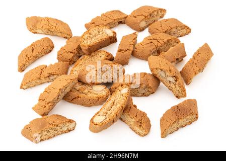 Biscuits Cantuccini aux amandes, biscuits toscans secs typiques, italie isolée sur blanc Banque D'Images