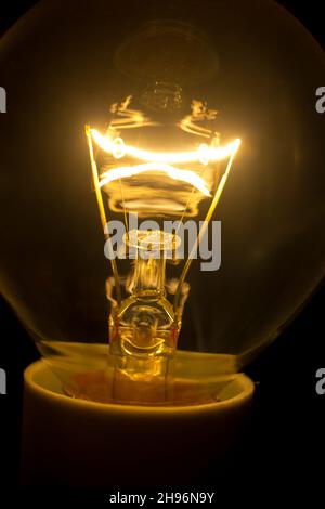 Ampoule à incandescence allumée, pour plus de lumière et de chaleur Banque D'Images