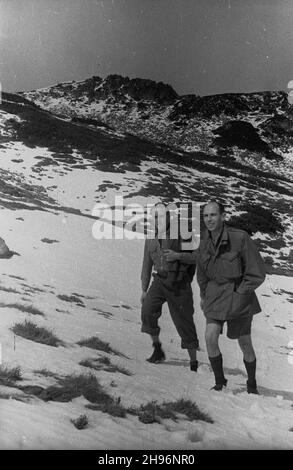 Zakopane, 1947-09.Tatry Wysokie.turyœci na szlaku W Dolinie G¹sienicowej. po/mgs PAP Dok³adny dzieñ wydarzenia nieustalony.Zakopane, 1947 septembre.Montagnes High Tatra.Photo: Touristes sur un itinéraire dans la vallée de Gasienicowa. po/mgs PAP Banque D'Images