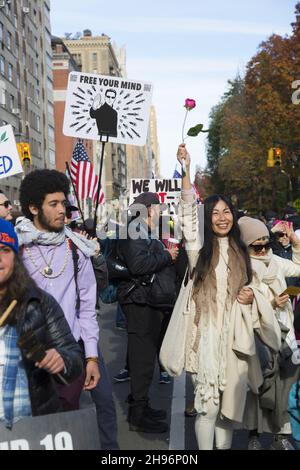 Rassemblement et marche par des personnes qui remettent en question l'efficacité et l'innocuité des vaccins d'ARNm et qui parlent pour la santé liberté de choix et aucun mandat de vaccination lié aux vaccins Covid-19.Columbus Circle, New York. Banque D'Images