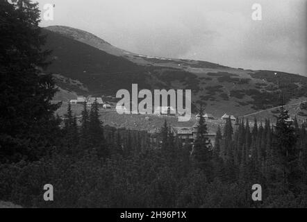 Zakopane, 1947-09.Tatry Wysokie.NZ. Góralskie chaty na Hali G¹sienicowej. po/mgs PAP Dok³adny dzieñ wydarzenia nieustalony.Zakopane, 1947 septembre.Montagnes High Tatra.Photo : chalets des highlanders dans la vallée de Gasienicowa. po/mgs PAP Banque D'Images