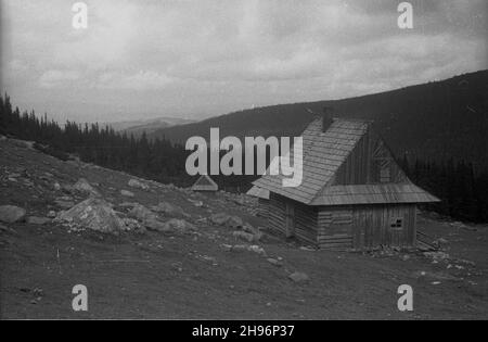 Zakopane, 1947-09.Tatry Wysokie.NZ. Góralskie sza³asy pasterskie na Hali G¹sienicowej. po/mgs PAP Dok³adny dzieñ wydarzenia nieustalony.Zakopane, 1947 septembre.Montagnes High Tatra.Photo : chalets de shephards dans la vallée de Gasienicowa. po/mgs PAP Banque D'Images