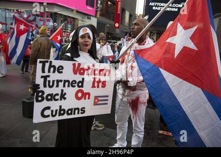 Les Cubains de la ville de New York font preuve de sensibilisation à la répression et aux problèmes à Cuba.Leur devise est « ce n'est pas l'embargo, c'est le régime ». Banque D'Images