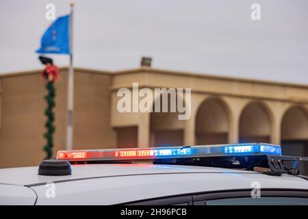 Gros plan de la lumière rouge et bleue des voitures de police à Oklahoma Banque D'Images