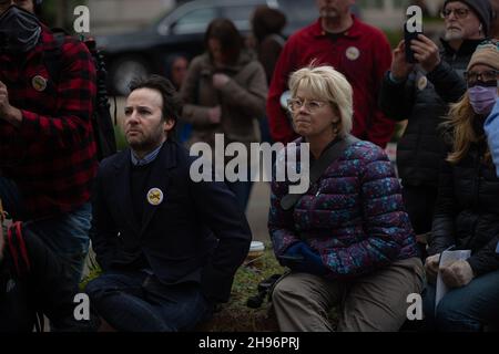 3 décembre 2021, Washington DC, District of Columbia, États-Unis: 'Dopesick', coureur de série télévisée, Danny Strong et auteur du livre 'Dopesick, '' Beth Macy.Le 3 décembre 2021, des personnes de partout aux États-Unis, qui ont perdu des proches en raison de l'épidémie d'opioïdes, se sont ralliées au ministère de la Justice de Washington DC, appelant le procureur général Merrick Garland et l'adjoint de l'AG Lisa Monaco à porter des accusations criminelles contre des membres de la famille Sackler.La société de Sackler, Purdue Pharma, a plaidé coupable en octobre 2020 à trois accusations criminelles liées à sa commercialisation de la drogue Banque D'Images