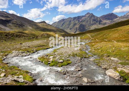 Sentier de randonnée dans la vallée de Cogne, Aoste, Italie.Paysage d'une crique de montagne sauvage dans le haut wallon de Grauson. Banque D'Images