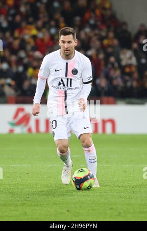 Leo Messi 30 PSG lors du championnat français Ligue 1 match de football entre RC Lens et Paris Saint-Germain le 4 décembre 2021 au stade Bolaert-Delelis à Lens, France - photo Laurent Sanson / LS Medianord / DPPI Banque D'Images