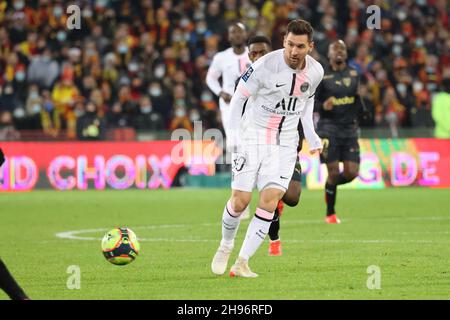 Léo Messi 30 PSG lors du championnat français Ligue 1 match de football entre RC Lens et Paris Saint-Germain le 4 décembre 2021 au stade Bolaert-Delelis à Lens, France - photo Laurent Sanson / LS Medianord / DPPI Banque D'Images