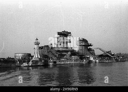 Gdynia, 1947-09.Port Gdynia.NZ. Wrak pancernika niemieckiego Gneisenau, zatopionego u wejœcia do portu podczas II wojny œwiatowej.Z lewej widoczna latarnia sygna³owa i zniszczone nabrze¿e. bk/mgs PAPGdynia, 1947 septembre.Port de Gdynia.Photo : une épave du cuirassé allemand Gneisenau a coulé dans le port pendant la Seconde Guerre mondiale BK/mgs PAP Banque D'Images