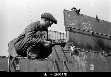 Gdynia, 1947-09.Port Gdynia.NZ. Prace demonta¿owe na wraku pancernika niemieckiego Gneisenau zatopionego u wejœcia do portu podczas II wojny œwiatowej.Spawacz tnie palnikiem p³ytê metalow¹. bk/mgs PAPGdynia, 1947 septembre.Port de Gdynia.Photo : démantèlement d'une épave du cuirassé allemand Gneisenau coulé dans le port pendant la Seconde Guerre mondialeUne plaque métallique de découpe de soudeur. bk/mgs PAP Banque D'Images