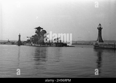 Gdynia, 1947-09.Port Gdynia.NZ. Wrak pancernika niemieckiego Gneisenau, zatopionego u wejœcia do portu podczas II wojny œwiatowej.Widoczne latarnie sygna³owe i zniszczone nabrze¿e. bk/mgs PAPGdynia, 1947 septembre.Port de Gdynia.Photo : une épave du cuirassé allemand Gneisenau a coulé dans le port pendant la Seconde Guerre mondiale BK/mgs PAP Banque D'Images