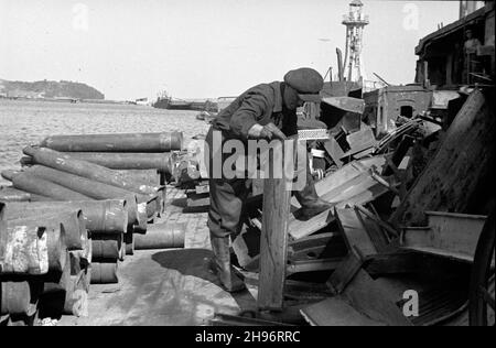 Gdynia, 1947-09.Port Gdynia.NZ. Prace demonta¿owe na wraku pancernika niemieckiego Gneisenau zatopionego u wejœcia do portu podczas II wojny œwiatowej. bk/mgs PAPGdynia, 1947 septembre.Port de Gdynia.Photo : démantèlement d'une épave du cuirassé allemand Gneisenau coulé dans le port pendant la Seconde Guerre mondiale bk/mgs PAP Banque D'Images