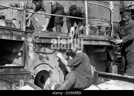 Gdynia, 1947-09.Port Gdynia.NZ. Prace demonta¿owe na wraku pancernika niemieckiego Gneisenau zatopionego u wejœcia do portu podczas II wojny œwiatowej. bk/mgs PAPGdynia, 1947 septembre.Port de Gdynia.Photo : démantèlement d'une épave du cuirassé allemand Gneisenau coulé dans le port pendant la Seconde Guerre mondiale bk/mgs PAP Banque D'Images