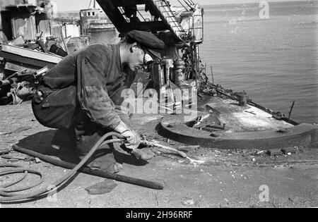 Gdynia, 1947-09.Port Gdynia.NZ. Prace demonta¿owe na wraku pancernika niemieckiego Gneisenau zatopionego u wejœcia do portu podczas II wojny œwiatowej.Spawacz tnie palnikiem metalowe elementy pok³adu. bk/mgs PAPGdynia, 1947 septembre.Port de Gdynia.Photo : démantèlement d'une épave du cuirassé allemand Gneisenau coulé dans le port pendant la Seconde Guerre mondialeUne soudeuse coupant des plaques métalliques. bk/mgs PAP Banque D'Images