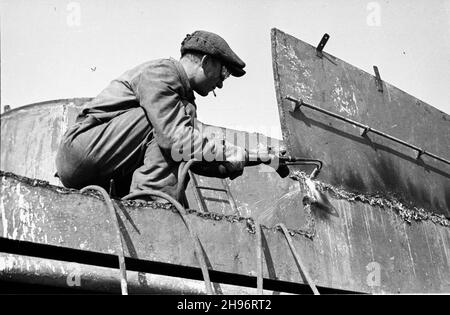 Gdynia, 1947-09.Port Gdynia.NZ. Prace demonta¿owe na wraku pancernika niemieckiego Gneisenau zatopionego u wejœcia do portu podczas II wojny œwiatowej.Spawacz tnie palnikiem p³ytê metalow¹. bk/mgs PAPGdynia, 1947 septembre.Port de Gdynia.Photo : démantèlement d'une épave du cuirassé allemand Gneisenau coulé dans le port pendant la Seconde Guerre mondialeUne plaque métallique de découpe de soudeur. bk/mgs PAP Banque D'Images