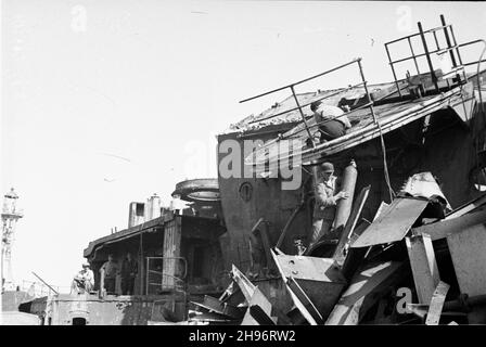 Gdynia, 1947-09.Port Gdynia.NZ. Prace demonta¿owe na wraku pancernika niemieckiego Gneisenau zatopionego u wejœcia do portu podczas II wojny œwiatowej.Robotnicy demontuj¹ wie¿yczkê okrêtu. bk/mgs PAPGdynia, 1947 septembre.Port de Gdynia.Photo : démantèlement d'une épave du cuirassé allemand Gneisenau coulé dans le port pendant la Seconde Guerre mondialeDémontage de la tourelle du navire. bk/mgs PAP Banque D'Images