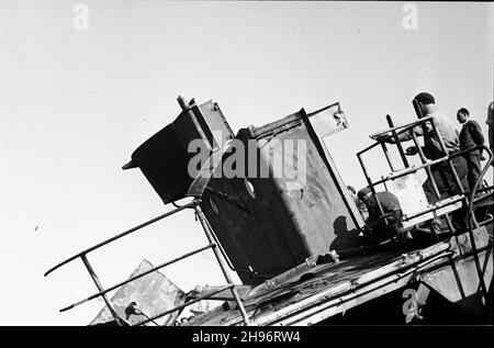 Gdynia, 1947-09.Port Gdynia.NZ. Prace demonta¿owe na wraku pancernika niemieckiego Gneisenau zatopionego u wejœcia do portu podczas II wojny œwiatowej.Robotnicy demontuj¹ wie¿yczkê okrêtu. bk/mgs PAPGdynia, 1947 septembre.Port de Gdynia.Photo : démantèlement d'une épave du cuirassé allemand Gneisenau coulé dans le port pendant la Seconde Guerre mondialeDémontage de la tourelle du navire. bk/mgs PAP Banque D'Images