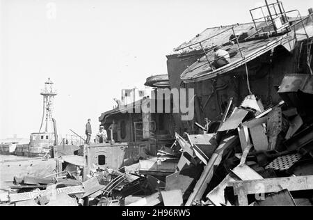 Gdynia, 1947-09.Port Gdynia.NZ. Prace demonta¿owe na wraku pancernika niemieckiego Gneisenau zatopionego u wejœcia do portu podczas II wojny œwiatowej.Robotnicy demontuj¹ pok³ad okrêtu. bk/mgs PAPGdynia, 1947 septembre.Port de Gdynia.Photo : démantèlement d'une épave du cuirassé allemand Gneisenau coulé dans le port pendant la Seconde Guerre mondialeDémontage du pont du navire. bk/mgs PAP Banque D'Images