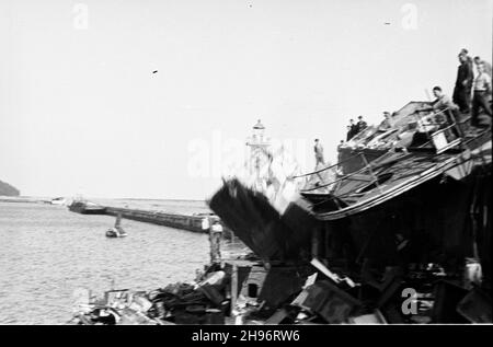 Gdynia, 1947-09.Port Gdynia.NZ. Prace demonta¿owe na wraku pancernika niemieckiego Gneisenau zatopionego u wejœcia do portu podczas II wojny œwiatowej.Robotnicy demontuj¹ wie¿yczkê okrêtu. bk/mgs PAPGdynia, 1947 septembre.Port de Gdynia.Photo : démantèlement d'une épave du cuirassé allemand Gneisenau coulé dans le port pendant la Seconde Guerre mondialeDémontage de la tourelle du navire. bk/mgs PAP Banque D'Images