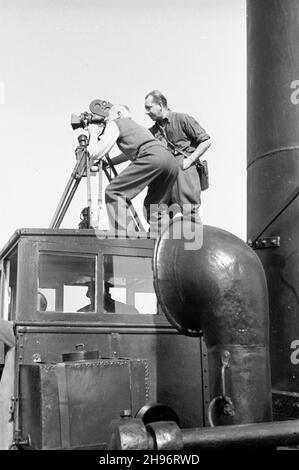 Gdynia, 1947-09.Port Gdynia.NZ. Ekipa filmowa filmuje prace demonta¿owe na wraku pancernika niemieckiego Gneisenau zatopionego u wejœcia do portu podczas II wojny œwiatowej. bk/mgs PAPGdynia, 1947 septembre.Port de Gdynia.Photo : une équipe de caméras filmant le démantèlement d'une épave du cuirassé allemand Gneisenau a coulé dans le port pendant la Seconde Guerre mondiale bk/mgs PAP Banque D'Images