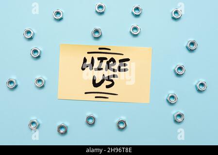 Texte montrant inspiration Hire US.L'idée d'entreprise utilisée par les ressources humaines indique à l'employé qu'il a obtenu des outils de maintenance et des équipements mécaniques Banque D'Images